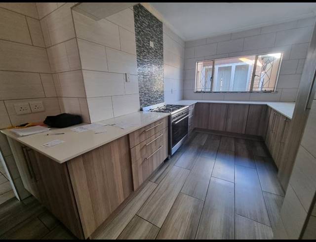 6 BEDROOM HOUSE FOR SALE IN BRACKENHURST